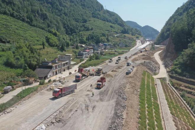 天博体育路面施工稳步推进 巫云开高速刷新“进度条”
