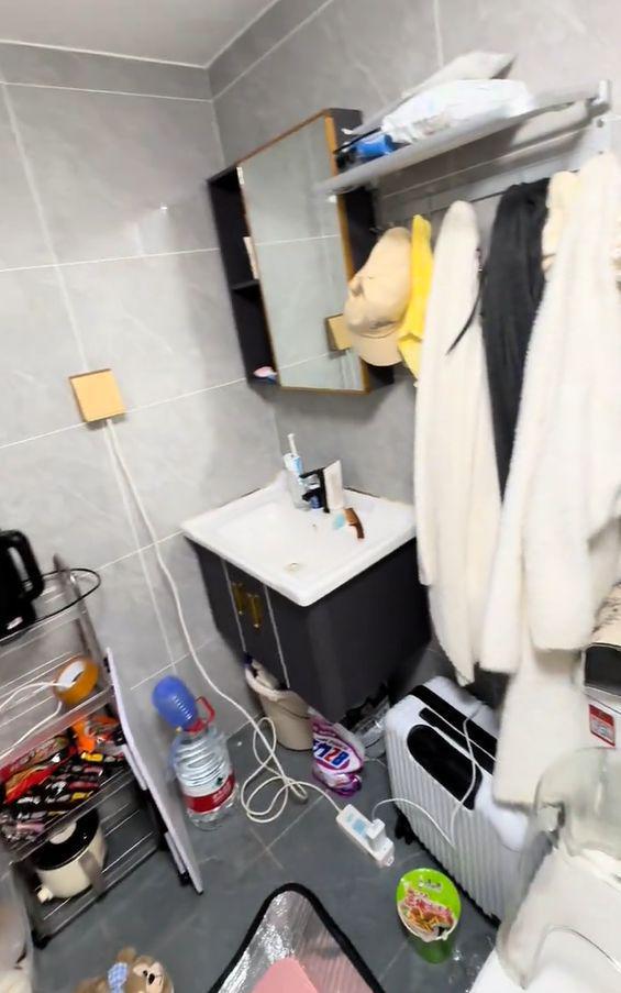 天博体育广东一女生把厕所当卧室吃喝拉撒惹争议