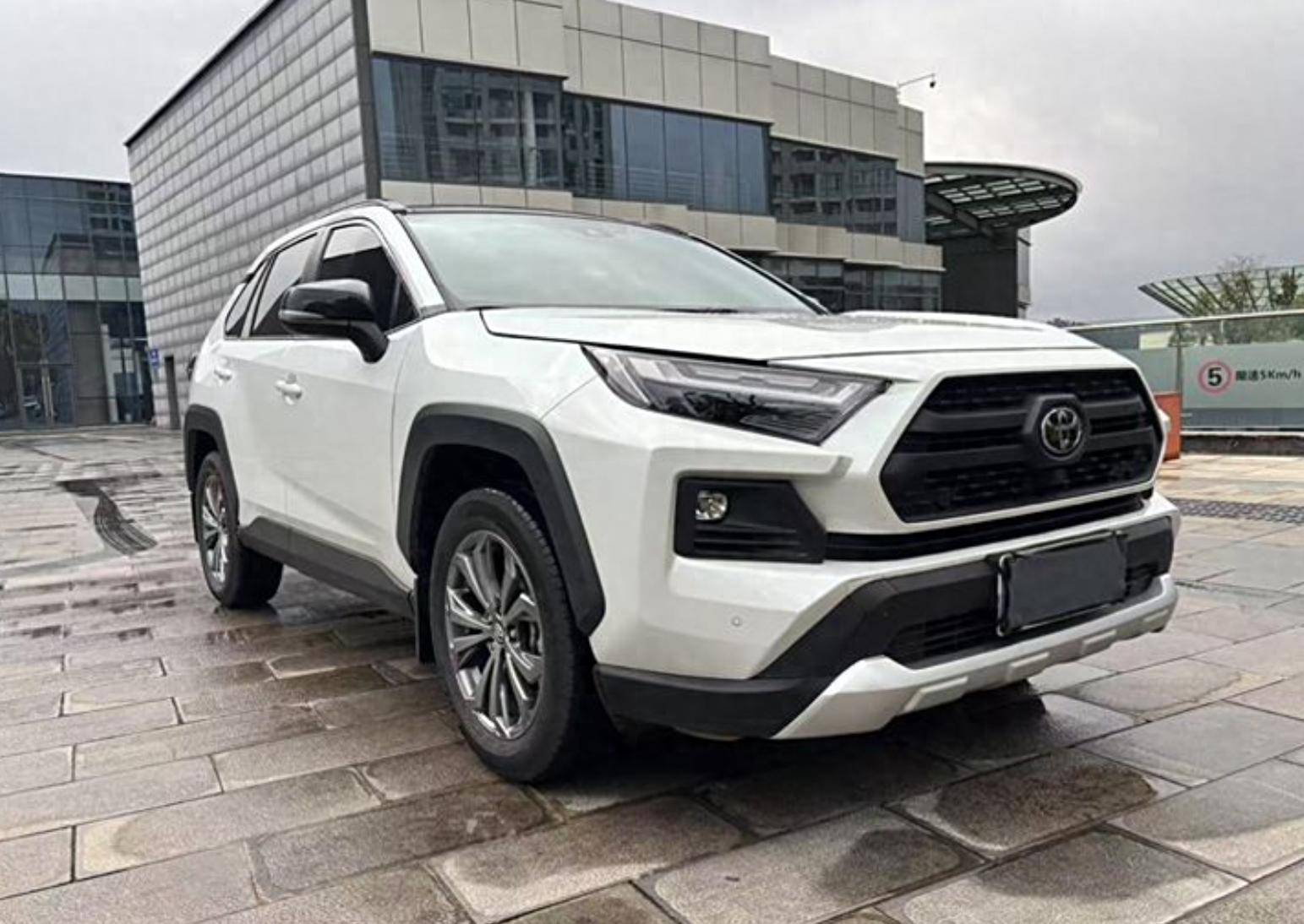 天博体育丰田确实“妥协”了！RAV4荣放跌至1258万起能抄底吗？